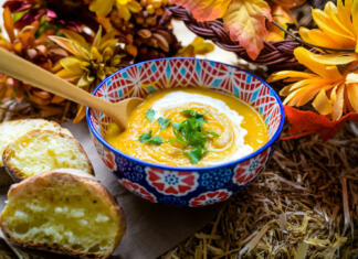 Recept za hokaido bučno juho z domačimi jušnimi rezanci This autumn soup makes lunch time so enjoyable when you have something warm to eat on a chilly day.