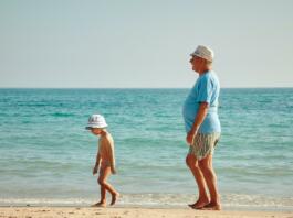 otrok in odrasel moški na plaži