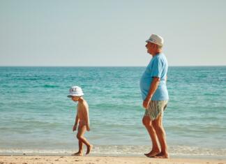 Kako deluje pokojninski sistem in zakaj moraš o tem razmišljati že zdaj? otrok in odrasel moški na plaži