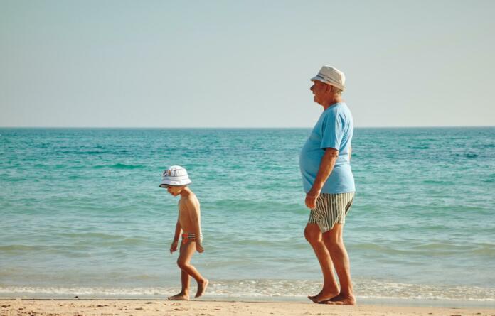 otrok in odrasel moški na plaži