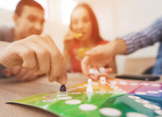 Top 5 družabnih iger za naslednji game night Mladostniki igrajo družabno igro