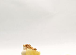 Recept za osvežujočo torto Yuzu Kos torte, poleg sta dve rezini limone