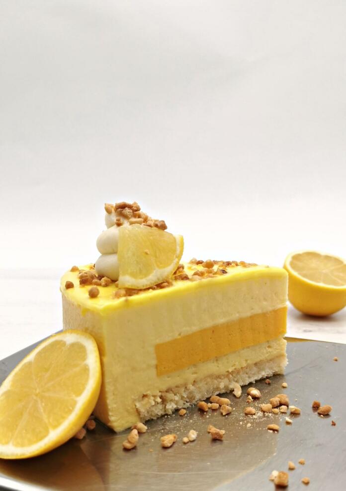 Kos torte, poleg sta dve rezini limone