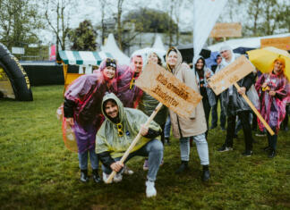 26. edinstvena Škisova Študenti v pelerinah na Škisovi tržnici