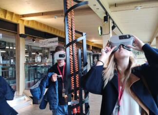 Brezplačni magistrski študij turizma Študenti nosijo očala za virtualno resničnost