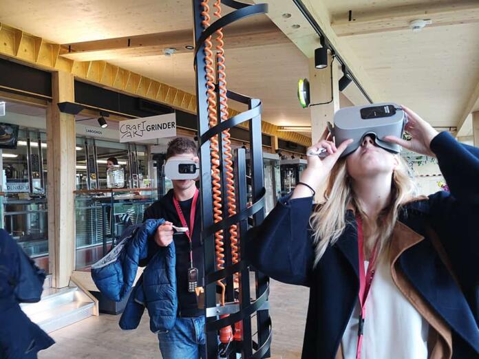 Študenti nosijo očala za virtualno resničnost