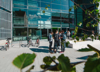 Dobrodošli v svet FERI. Dobrodošli v svojo prihodnost. Študenti v atriju fakultete