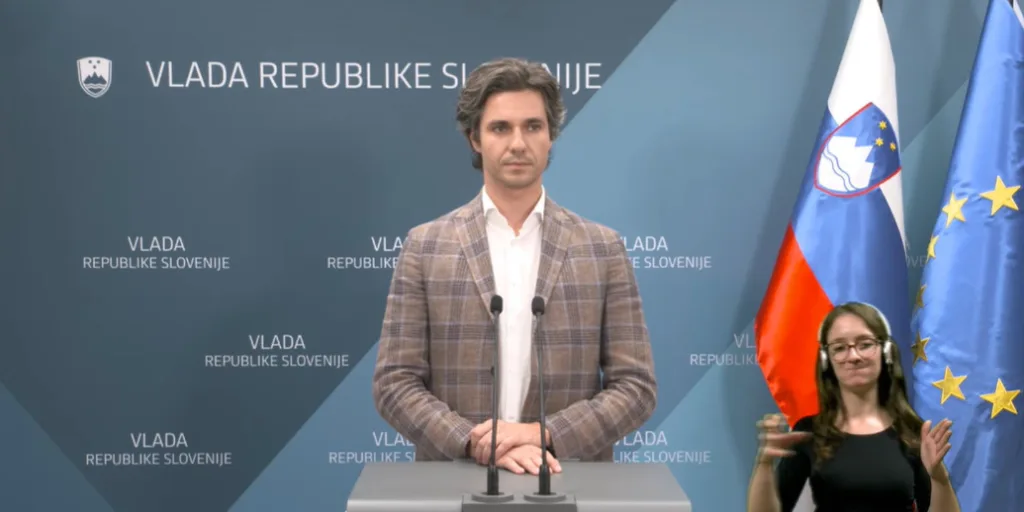 Luka Mesec na novinarski konferenci vlade