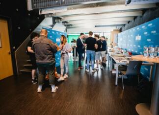 Medijski dan 2023: Kreativnost – gonilo medijskega sveta Študenti na hodniku