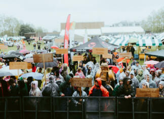 Nedvomno nepozabna Škisova 2023! Obiskovalci Škisove v pelerinah in na dežju