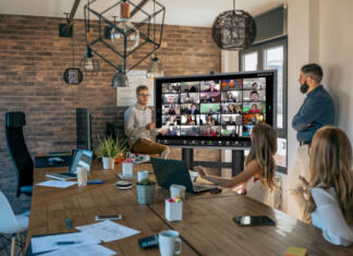 Kako interaktivni zasloni pomagajo učencem? Rešitev za hibridno delo