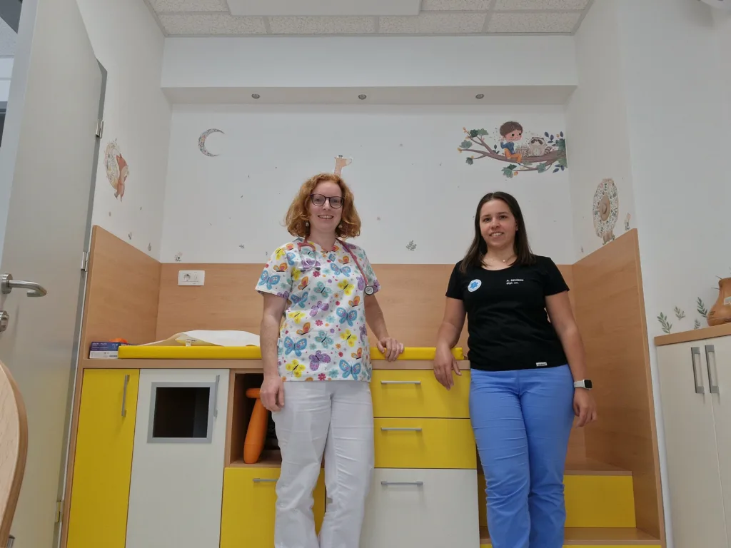 Saša Korez, dr. med., spec. ped. in Ana Sevšek, dipl. med. sestra v Otroško-šolskem dispanzerju