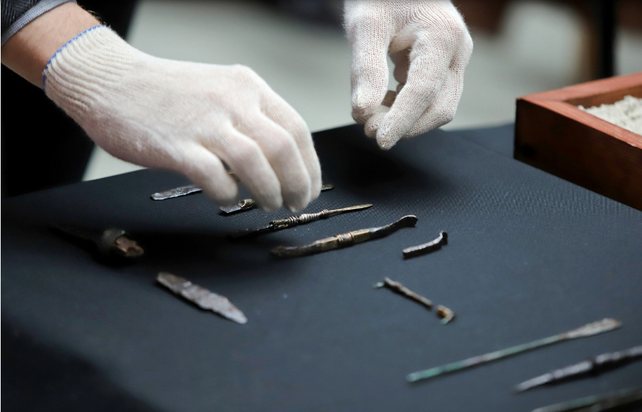 Skalpeli in orodje najdeni v grobnici na madžarskem