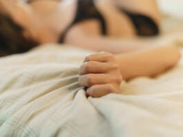 Ženska v spodnjem perilu leži na postelji