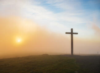 Komentar: Zadnji žebelj v krsto sprave A cross at a scenic sunset or sunrise