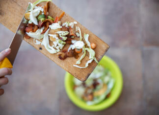 Kako zavreči manj hrane? Composting Food remains in the Bucket. Organic vegetable scraps for composting