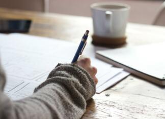Pet najbolj efektivnih metod učenja – ki jih podpira znanost Designer sketching Wireframes