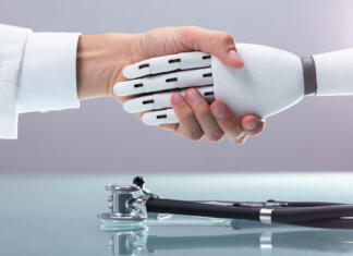 Lahko umetna inteligenca reši čakalne vrste za psihologa? Doctor And Robot Shaking Hands Over Stethoscope