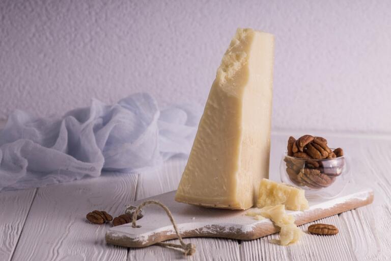 Parmezan ni vegetarijanski  – postopek pridelave te bo šokiral!