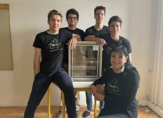 INTERVJU: Dijaško podjetje Shredder team z inovativnim izdelkom PLASTOŽER Člani podjetja Shredder team d.d. in mentorica Tanja Pirih ob izdelku.