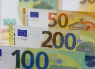 Fantastična novica za študente in dijake! Končno omogočeno istočasno prejemanje teh štipendij European Union banknotes placed next to each other. Euro banknotes are not made of paper, but of pure cotton fiber to improve their durability. EUR currency.