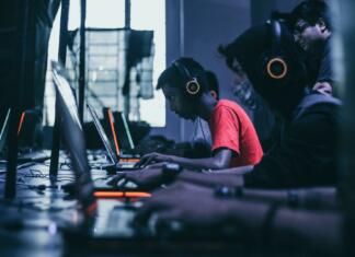 Prvi korak k vključitvi e-športov na olimpijske igre zaradi zlorabe dopinga? Gamers playing on Laptops