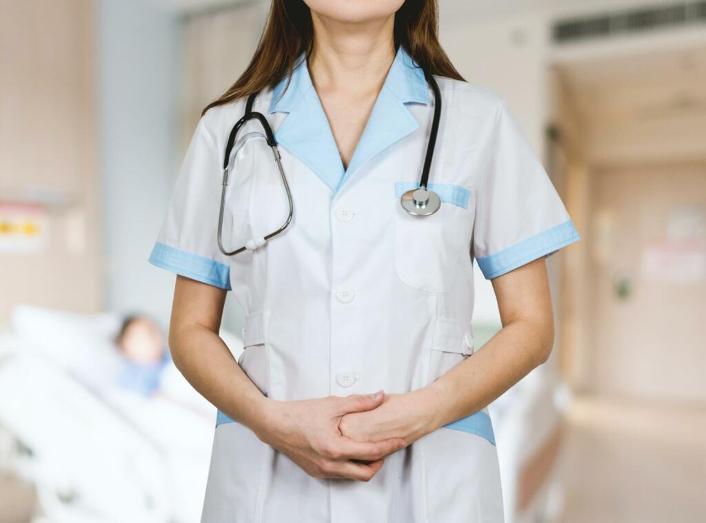 zdravstvena delavka v uniformi