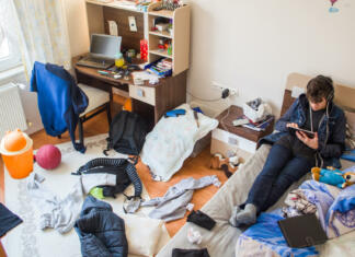 Kako do sobe v dijaškem domu? (Posodobljeno 2023) Teenager is using tablet in his messy room