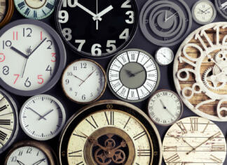 Ure v materini sobi, kjer se dvoje zlije v eno Time concept, bunch of watches 3d render 3d illustration