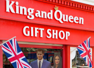 12 stvari, ki jih je razkril intervju z Oprah in kraljevim parom Windsor, UK - May 5, 2018: Souvenir shop in Windsor with prince Harry and Meghan Markle portraits after engagement.