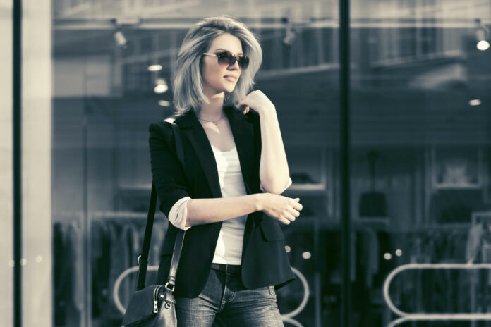 Young fashion blond business woman in sunglasses at the mall