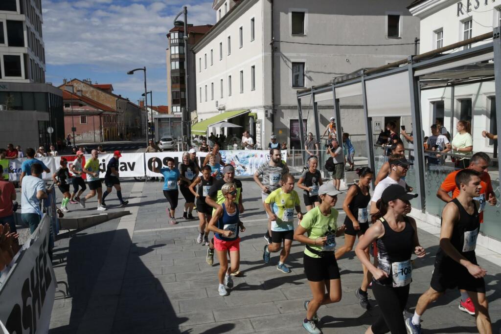 Tekači na teku v Postojni