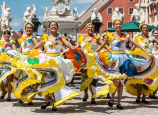 Festival Lent 2023 – Prižigamo reflektorje! Nastopajoče ženske v pisanih in razigranih oblačilih