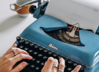 Type right err za kreativen vsakdan Roke tipkajo na pisalni stroj