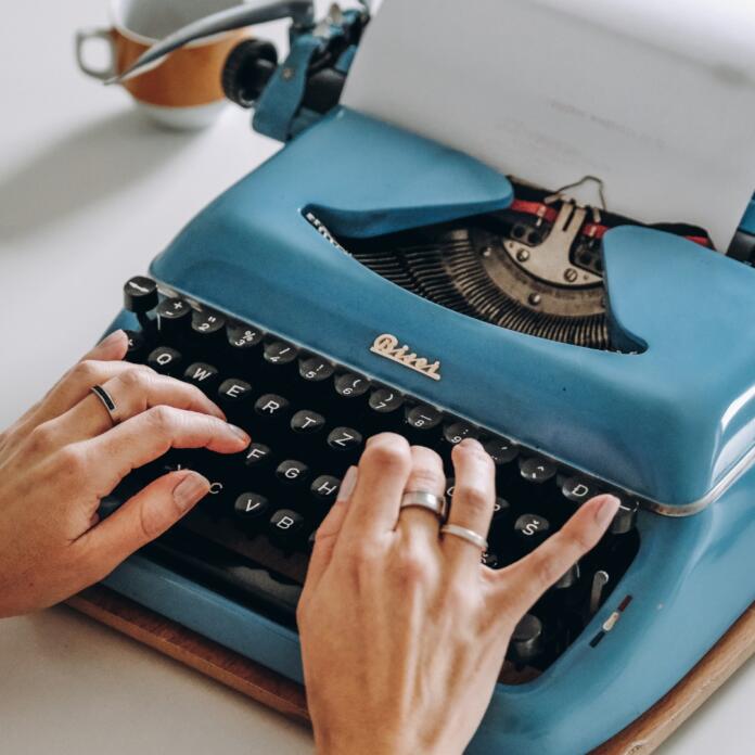 Roke tipkajo na pisalni stroj
