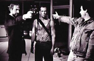 Alan Rickman, Bruce Willis in John McTiernan na snemanju filma Umri pokončno