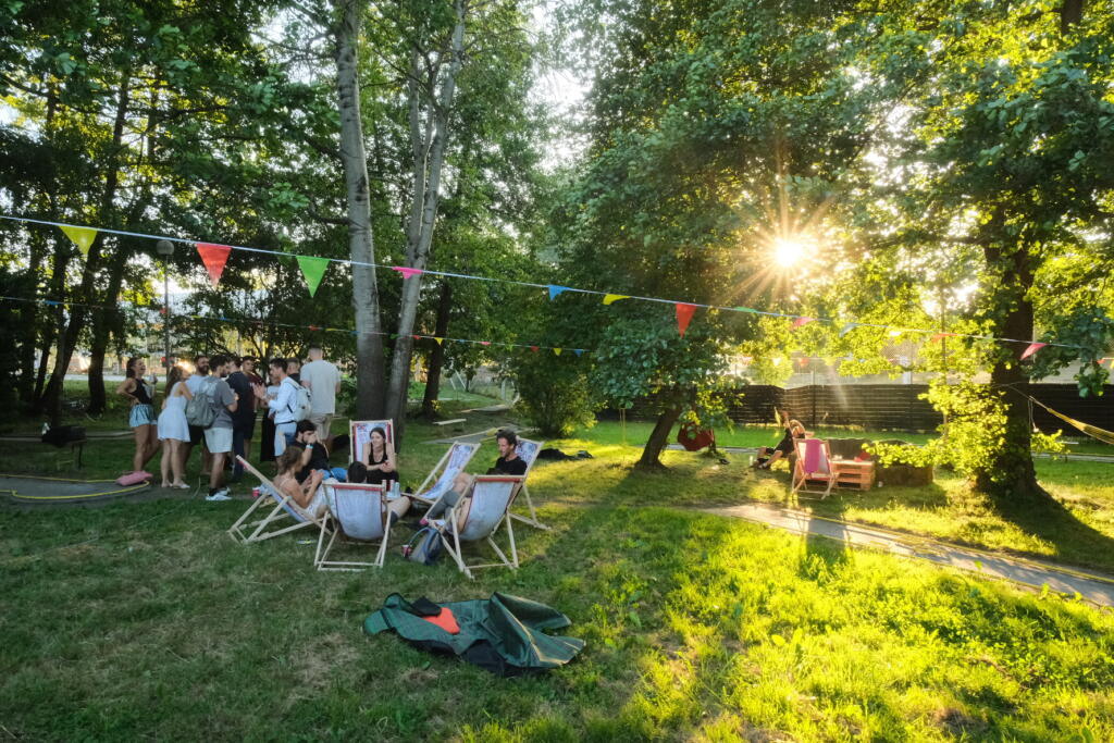 Udeleženci festivala počivajo na stolih v naravi