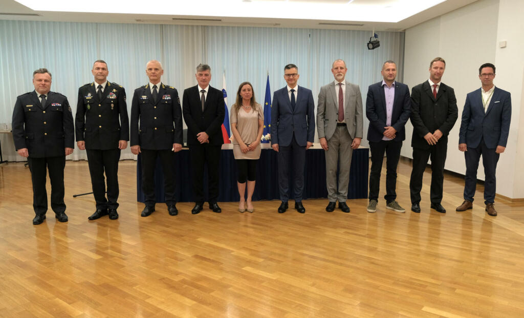 Podpis sporazumov o sodelovanju z Univerzo v Ljubljani in Univerzo na Primorskem na Ministrstvu za obrambo delovanju