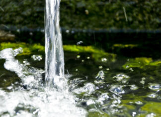 Človeštvo je pospešilo vrtenje Zemlje, kako nam je to uspelo? A closeup shot of splashing spring water