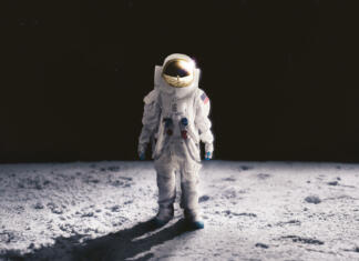 Teorije zarote: Od pristanka na Luni do preverjanja informacij Astronaut standing on the moon