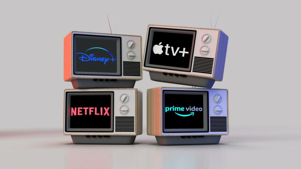 štiri retro televizije z imeni ponudnikov pretočnih storitev Disney', Aplle tv', Netflix in prime video