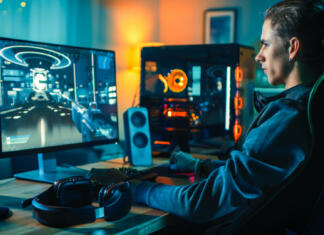 Vodič po nakupu monitorja (del 4): HDR, kontrast in hitrost osveževanja Cheerful Gamer Playing First-Person Shooter Online Video Game on His Powerful Personal Computer. Room and PC have Colorful Neon Led Lights. Cozy Evening at Home.