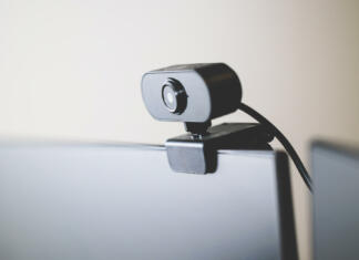 Ekrani in kamere za hibridno delo: Naprava, ki vse to združi Zaščita računalnika lahko prepreči spletne prevare