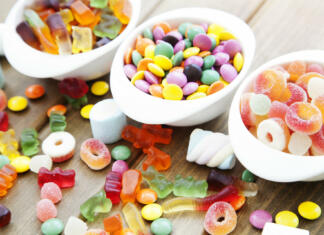 Severnoameriški prigrizki, ki jih mora poskusiti vsak! Colorful candies, jelly and marmalade in bowl