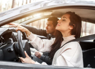 Avtošola Mazzoni te odpelje do izpita Driving instruction. A young woman learns to drive a car for the first time. Her instructor or boyfriend helps her and teaches her.