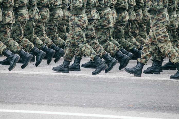 noge vojakov v četi, ki hodijo