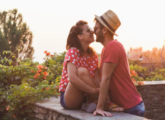 Zaščitite se: Ključni koraki za zaščito pred okužbami s HPV Young,Couple,In,Love,On,The,Balcony