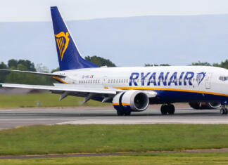 Ryanair zaposluje v Sloveniji: Preveri, kaj vse zahteva! Manchester Airport, United Kingdom - 20 May, 2022: Ryanair Boeing 737 MAX (EI-HMX) arriving from Copenhagen, Denmark.