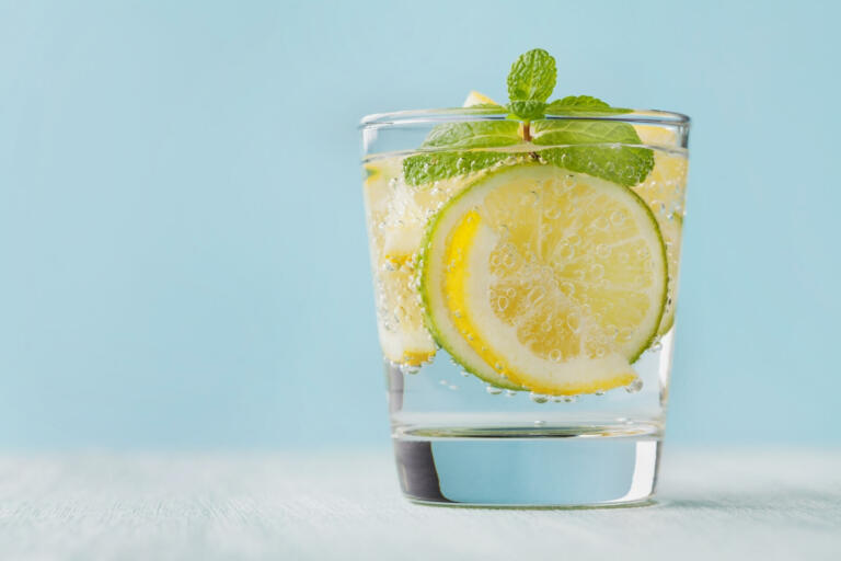 7 razlogov zakaj moraš začeti piti limonino vodo!