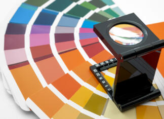 Znanstveniki razvili material, ki menja barvo Printing loupe used to examine colour chart concept for color check, analyze quality of output colours of printing and magnifying colourful swatch